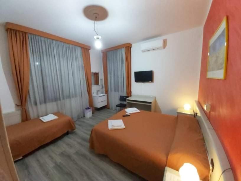 Camera Tripla Basic con Bagno in Comune